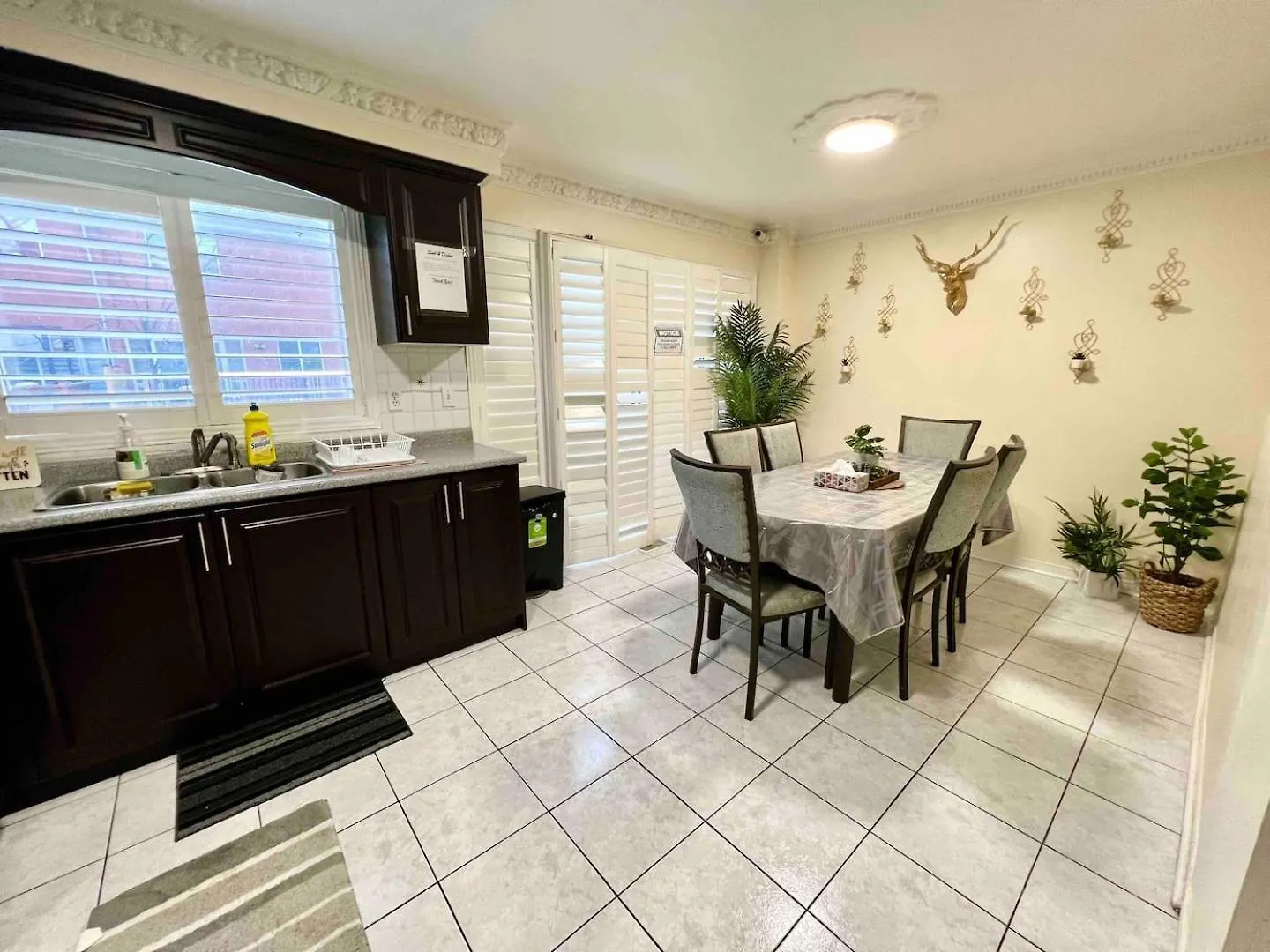 R2 Private Room Near Airport Mississauga 0*,  Canada